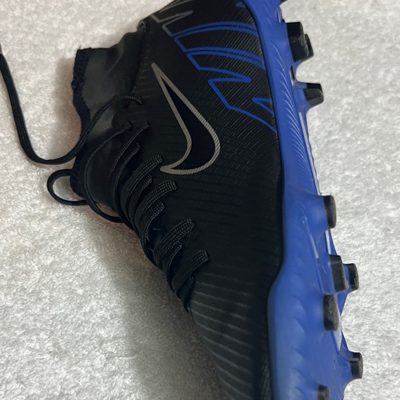 Nike Boy’s Black and Blue Soccer Athletic Shoes - Picture 6 of 8